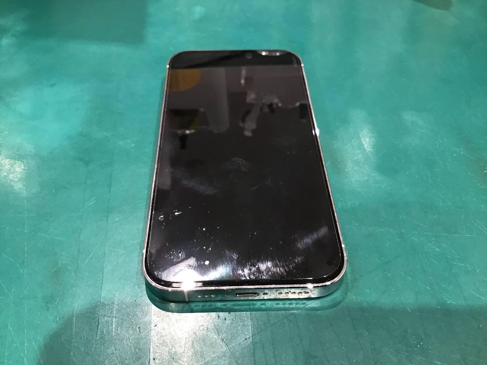 画面が映らなくなったiPhone14Pro(アイフォーン)の修理はスマホ修理工房グランデュオ蒲田店にご相談ください！